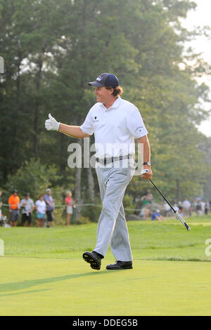 Norton, Massachusetts, USA. 1. September 2013. 1. September 2013 - Norton, Massachusetts, gibt US - Phil Mickelson Zuschauer die Daumen nach oben während er während der dritten Runde der Deutsche Bank Championship, auf der 17. Abschlag geht FedEx Cup Playoffs im Tournament Players Club in Norton Massachusetts statt. Eric Canha/CSM/Alamy Live-Nachrichten Stockfoto