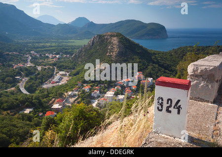 Weiße und rote Kilometerstein Posten auf der Straße in Montenegro Stockfoto