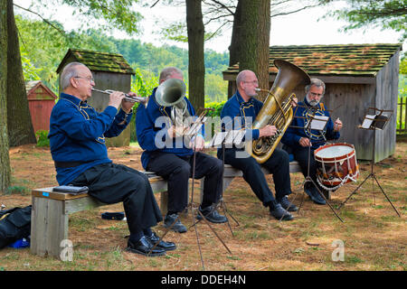 Alten Bethpage, New York, USA 31. August 2013. L-R, JOLLY KIRBY von Jericho, spielen E Flat Kornett;  JEREMY KEMPTON Glen Cove, spielen Euphomium; JEFF FURMAN von Patchogue, Tuba zu spielen; und BOB PRATT von Rockville Centre, Schlagzeuger, sind Mitglieder der alten Bethpage Brass Band, während die Olde Zeit Musik Wochenende am alten Bethpage Village Restaurierung, wo Popmusik der amerikanische Bürgerkrieg Periode erfolgt. Stockfoto