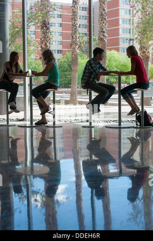 Studenten sprechen im Café Stil Tabellen Stockfoto