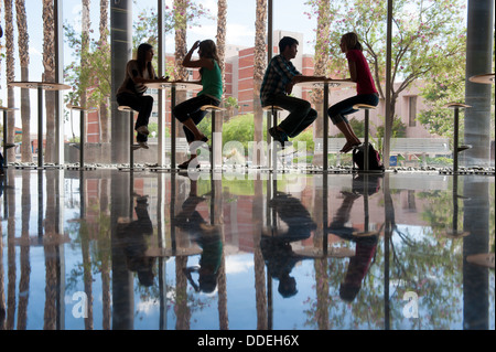 Studenten sprechen im Café Stil Tabellen Stockfoto