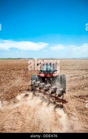 Traktor Pflügen im Feld Maricopa, Arizona Stockfoto