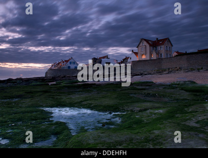 Dorf von Audresselles vom Strand bei Sonnenaufgang gesehen. Stockfoto