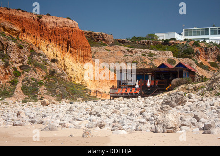 Praia Tonel Strand Shack Cafe Bar in der Ecke der Strand am Fuße des ockerfarbenen Klippen Sagres Algarve Portugal Stockfoto