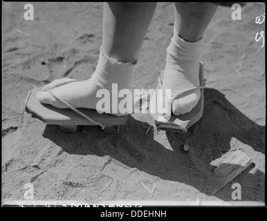 Manzanar Relocation Center, Manzanar, Kalifornien. Nahaufnahme der Geta, Stelzenläufer-wie Sandalen, die e... 536753 Stockfoto