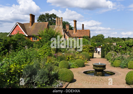Wandern in Gärten an Wyken Hall, elisabethanische Herrenhaus in Suffolk, England. Stockfoto