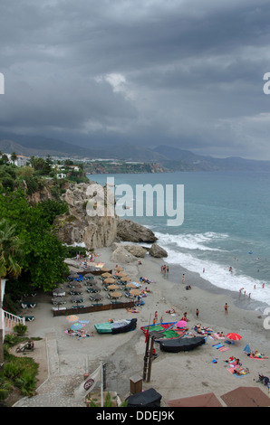 Strand La Caletilla, im weißen Dorf Nerja mit Gewitter nähert. Andalusien, Malaga, Spanien. Stockfoto