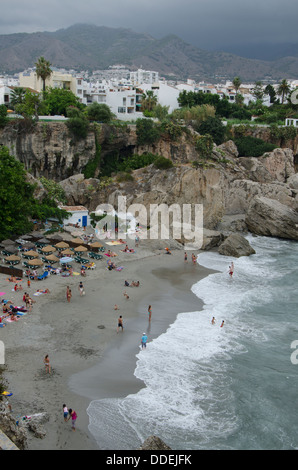 Strand La Caletilla, im weißen Dorf Nerja mit Gewitter nähert. Andalusien, Malaga, Spanien. Stockfoto