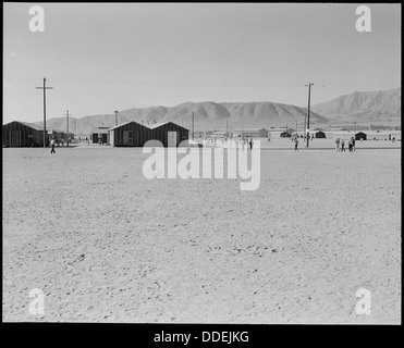 Manzanar Relocation Center, Manzanar, Kalifornien. Auf der Suche nach Südwesten über die breite Brandschutztüren bei t... 538125 Stockfoto