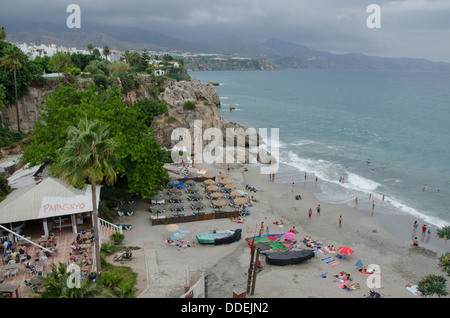 Strand La Caletilla, im weißen Dorf Nerja mit Gewitter nähert. Andalusien, Malaga, Spanien. Stockfoto