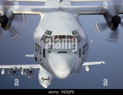 US Marine Corps KC-130J Hercules Transportflugzeuge mit speziellen Zweck Marine Air-Ground Task Force Krisenreaktion leiten einen Formationsflug 22. August 2013 über Spanien. Stockfoto