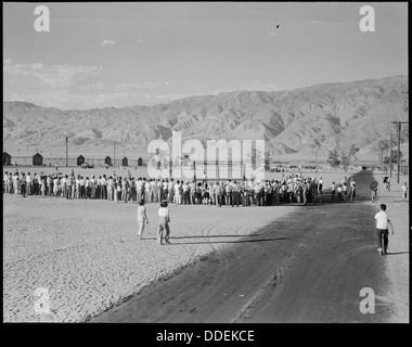 Im Manzanar Relocation Center in Manzanar, Kalifornien, beobachten Evakuierte ein Baseballspiel. Diese Szene fängt einen Moment der zivilen Erholung innerhalb des Internierungslagers während des Zweiten Weltkriegs ein Stockfoto