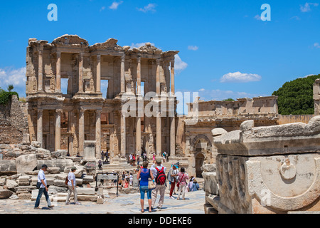 Nicht identifizierte Touristen besuchen die griechisch-römischen Ruinen von Ephesus auf 3. Juni 2013 Stockfoto