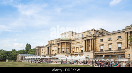 Hintere Fassade des Buckingham Palace, London, betrachtet von den Palastgärten Stockfoto