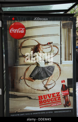 Coca Cola Werbung in Paris Bushaltestelle, Frankreich Stockfoto