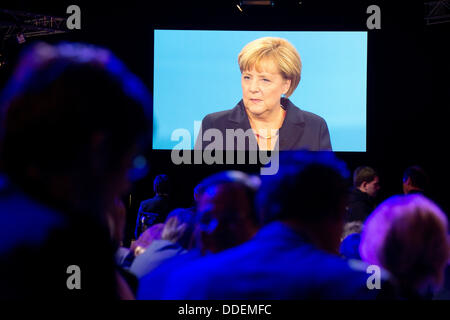 Berlin-Adlershof, Deutschland. 01. September 2013. Gäste sehen die einzige Wahl Fernsehduell zwischen Bundeskanzlerin Angela Merkel (CDU) und SPD-Spitzenkandidat Peer Steinbrück im TV-Studio in Berlin-Adlershof, Deutschland, 1. September 2013. Foto: MAURIZIO GAMBARINI/Dpa/Alamy Live News Stockfoto