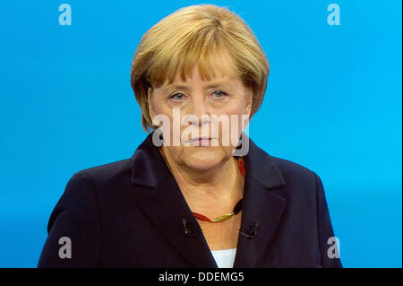 Berlin-Adlershof, Deutschland. 01. September 2013. (SCREENSHOT) Gäste sehen die einzige Wahl Fernsehduell zwischen Bundeskanzlerin Angela Merkel (CDU) und SPD-Spitzenkandidat Peer Steinbrück im TV-Studio in Berlin-Adlershof, Deutschland, 1. September 2013. Foto: MAURIZIO GAMBARINI/Dpa/Alamy Live News Stockfoto