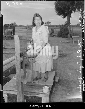 Parker, Arizona. Frau Ruby Snyder, Chemehuevi indischen Staaten, höre ich, dass die Japaner wundervo... 536266 Stockfoto