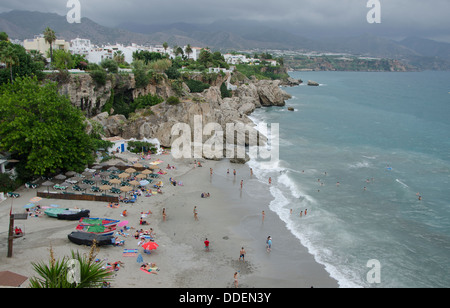 Strand La Caletilla, im weißen Dorf Nerja mit Gewitter nähert. Andalusien, Malaga, Spanien. Stockfoto