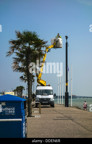 Kirschpflücker oder Eimerwagen mit einer Sicherheitskamera. Wartungsreparatur, an der Küste von Southend. Stockfoto