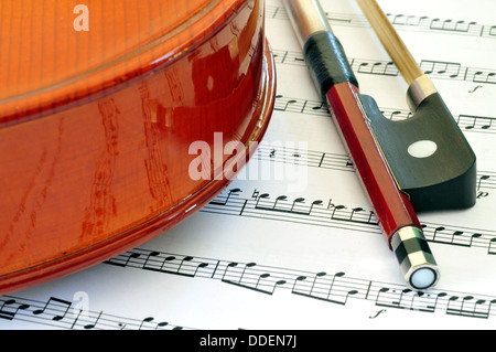 Viola und Bogen Handauflegen Noten Stockfoto