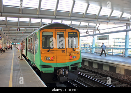 Erster Hauptstadt verbinden Zug auf die neue Blackfriars station London England UK Stockfoto