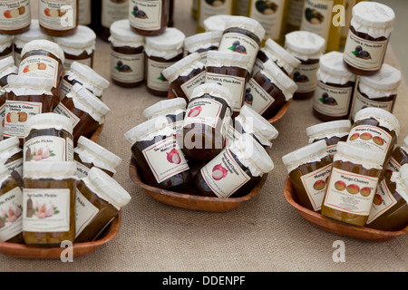 Gläser mit hausgemachtem Chutney und Marmelade in Körben Stockfoto