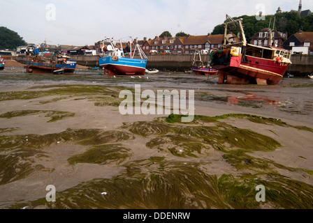 Fischerboote im Hafen von Folkestone Stockfoto