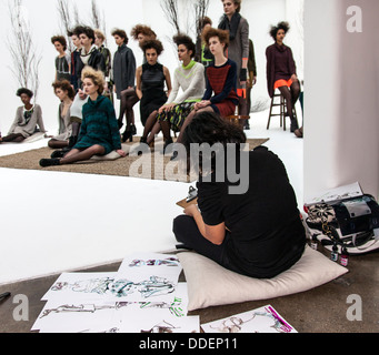 Mode Künstler zeichnet Skizzen für Ann Yee Präsentation der Kollektion Herbst/Winter 2013 gehen Studios bei MBFW in New York. Stockfoto