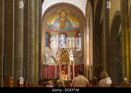 Familie betet in einer Kirche Stockfoto