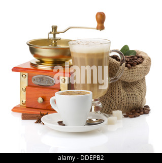 Tasse Kaffee und Bohnen isoliert auf weißem Hintergrund Stockfoto