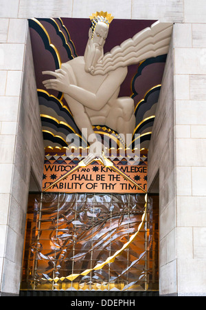 Detail-Aufnahme von Neptun Art-deco-plastischen Verzierungen auf dem Rockefeller Center Gebäude, Manhattan, NYC, USA Stockfoto