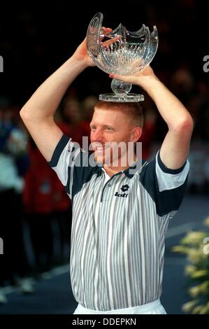 Boris Becker hält die Trophäe nach dem Finale der ATP-WM am 19. November 1995 in Frankfurt Am Main. Er wurde zum dritten Mal Weltmeister. Stockfoto