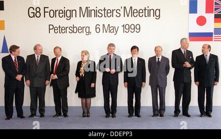 Außenminister der G8-Staaten (l-R), Lloyd Aworthy (Kanada), Hubert Vedrine (Frankreich), Robin Cook (Großbritannien), Madeleine Albright (USA), Joschka Fischer (Deutschland), Masahiko Komura (Japan), Lamberto Dini (Italien), EU Kommissar Hans van Den Broek und Igor Iwanow (Russland) während das Familienfoto am 6. Mai 1999. Stockfoto