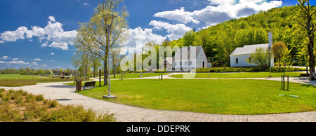 Nikola Tesla-Geburtshaus, Dorf Smiljan, Lika, Kroatien (Panorama bzw) Stockfoto