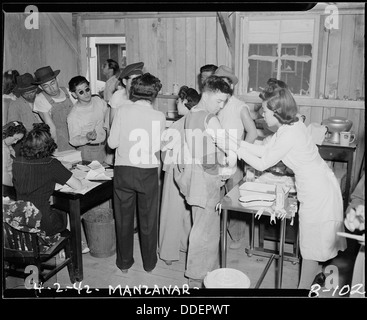 Manzanar Relocation Center, Manzanar, Kalifornien. Neulinge werden von evakuierten der japanischen geimpft... 536851 Stockfoto