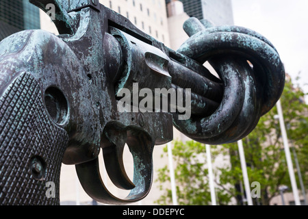 Detail-Aufnahme von The verknotet Gun Skulptur von Carl Fredrick Reutersward, UN Gebäude, Manhattan, NYC, USA. Stockfoto