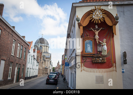 Religiöse Skulptur Ornament in einer der Gassen von Brügge in Belgien Stockfoto