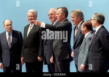 Gruppenbild mit russischen Gast in München (08.07.1992) während der 18. Weltwirtschaft Gipfel von links nach rechts: Francois Mitterrand, Boris Jelzin, Helmut Kohl, George Bush, Brian Mulroney, Kiichi Miyazawa Und EU-Kommissionschef Jacques Delors. Stockfoto