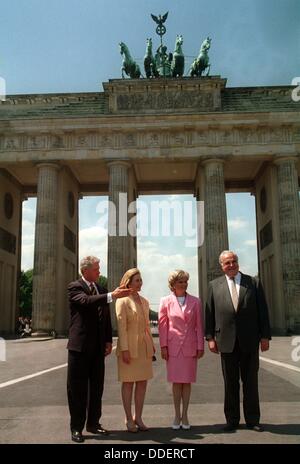 US-Präsident Bill Clinton (links) und seine Frau Hillary (2. v.l.) stellen Sie sich vor dem Brandenburger Tor in Berlin am 12. Juli 1994 zusammen mit dem deutschen Bundeskanzler Helmut Kohl (rechts) und seine Frau Hannelore. Stockfoto