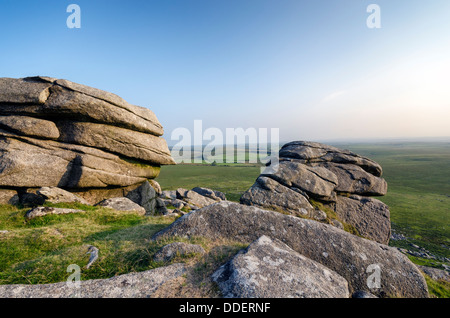 Verwitterte Platten aus Granit an der Spitze des Roughtor auf Bodmin Moor in Cornwall Stockfoto