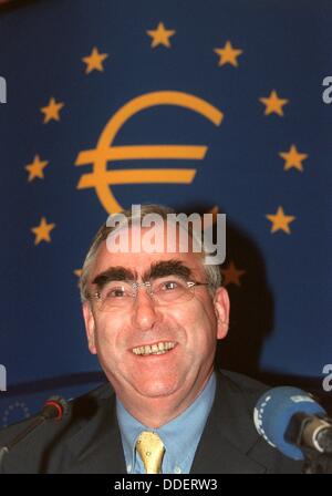 Umrahmt von dem Symbol des EU-Gipfels, gibt der deutsche Finanzminister Theo Waigel eine Pressekonferenz in Brüssel am 1. Mai 1998 über die Ergebnisse der Sitzung des ECOFIN-Ministerrats. Stockfoto