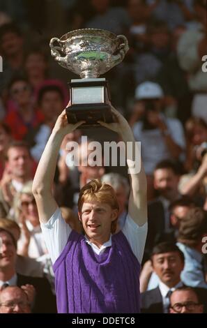 (Dpa-Dateien) - deutsche Tennisstar Boris Becker präsentiert stolz seine Trophäe nach dem Gewinn der Australian Open in Melbourne, Australien, 27. Januar 1991. Der Sieg machte ihn die Nummer 1 der Tennis-Weltrangliste. Stockfoto