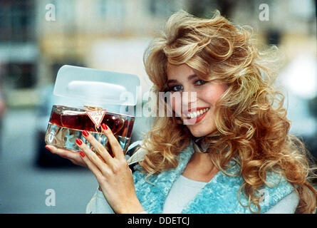 Deutsche Top-Model Claudia Schiffer präsentiert das neue Parfüm "Erraten" in Düsseldorf am 23. November 1992. Stockfoto