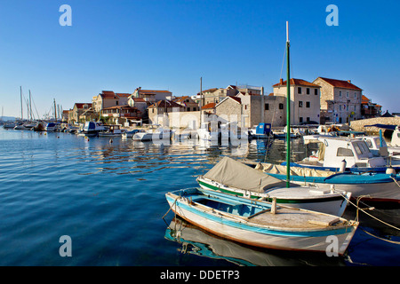 Adriatische Stadt von Tribunj Waterfront, Dalmatien, Kroatien Stockfoto