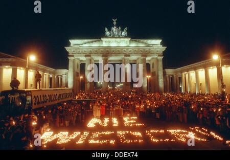 Brennenden Kerzen bilden das Wort "Nie wieder" vor dem Brandenburger Tor in Berlin, Deutschland, 30. Januar 1993. Mehr als 100.000 Menschen sammelten sich gegen Rechtsradikalismus und Fremdenfeindlichkeit anlässlich des 60. Jahrestages der Nazis Übernahme macht am 30. Januar 1933 erhöhen. Stockfoto