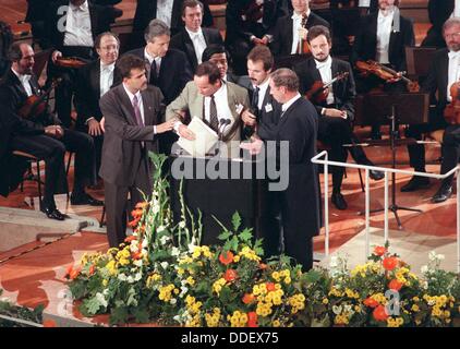 Ein Unruhestifter ist an das Gesetz des Staates über die deutsche Wiedervereinigung in Berlin, Deutschland, 3. Oktober 1990 abgeführt. Stockfoto