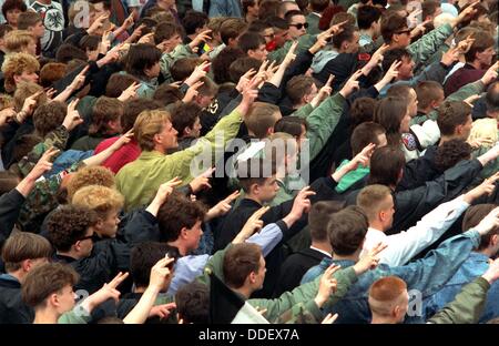 Teilnehmer an einem Trauermarsch für Schuss Neonazi Rainer Sonntag heben ihre Hände für den Hitlergruß. Bild aufgenommen am 16. Juni 1991. Stockfoto