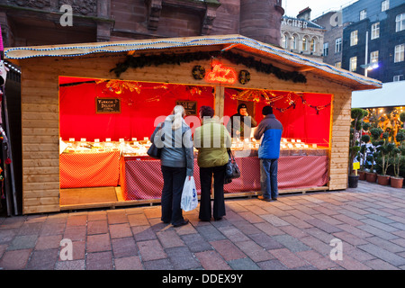 Standinhaber und Kunden auf einen süße Stand auf dem Weihnachtsmarkt, St. Enoch Square, Glasgow Stockfoto