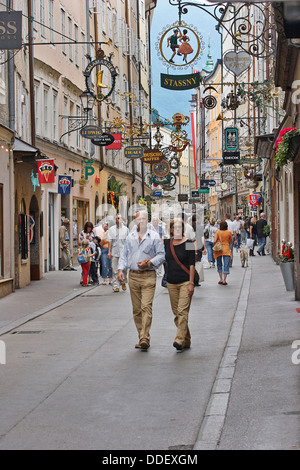 Touristen entlang Getreidegasse in der Altstadt von Salzburg, Österreich. Stockfoto
